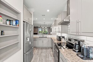 Micro-ondes, four, plaque de cuisson, lave-vaisselle