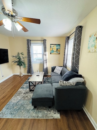 Smart TV . Charming 2-bedroom house in fabulous Portsmouth with WiFi, AC