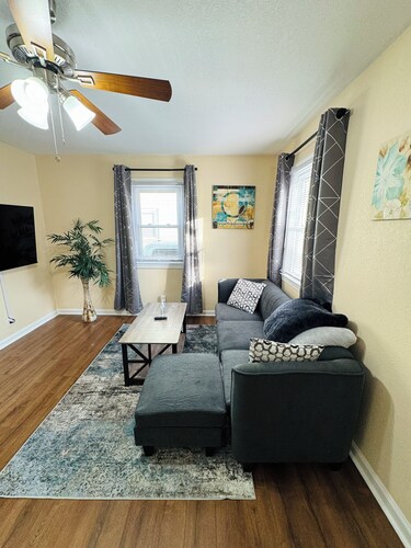 Charming 2-bedroom house in fabulous Portsmouth with WiFi, AC