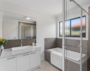 Een douche, een haardroger, handdoeken