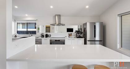 Renovated Lux Property in Quiet Estate