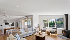 TV, fireplace, offices, computer monitors - Renovated Lux Property in Quiet Estate (Cowes)