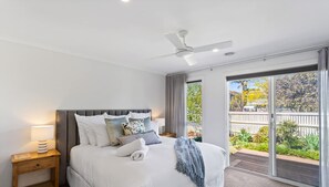 3 slaapkamers, een strijkplank/strijkijzer, reisbedje, wifi