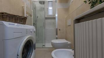 Shower, hair dryer, bidet, towels