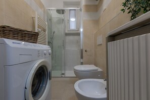 Shower, hair dryer, bidet, towels - A Casa di Ines by Wonderful Italy (Torino)