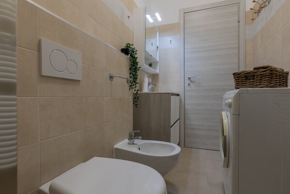 Shower, hair dryer, bidet, towels - A Casa di Ines by Wonderful Italy (Torino)