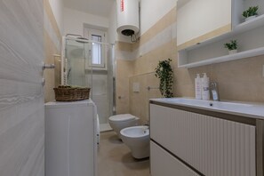 Chuveiro, secador de cabelo, toalhas de banho