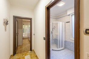 Shower, hair dryer, bidet, towels - La Pineta sul Mare by Wonderful Italy (Sanremo)