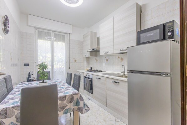 Frigorifero, forno, lavastoviglie, bollitore elettrico