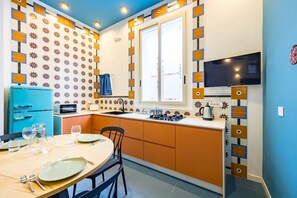 Frigorífico, microondas, hervidor eléctrico y tostadora