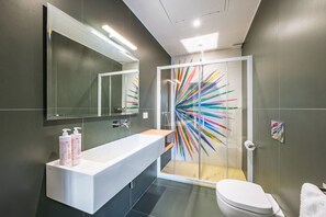 Een douche, een haardroger, een bidet, handdoeken