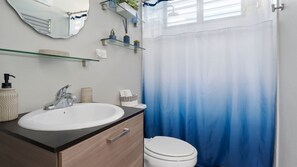 Douche, sèche-cheveux, serviettes fournies