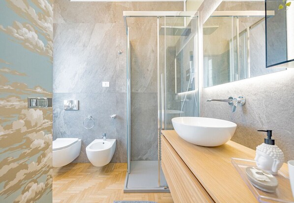 Dusche, umweltfreundliche Kosmetikartikel, Haartrockner, Handtücher