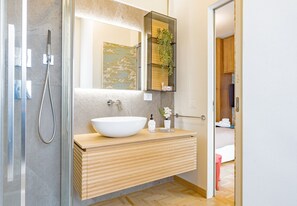 Regadera, amenidades de baño ecológicas, secadora de cabello, toallas 