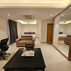 Bureau, espace de travail pour ordinateur portable, rideaux occultants