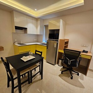 Suíte estúdio luxo | Cozinha privada | Geladeira, micro-ondas, cooktop, talheres/pratos/utensílios de cozinha