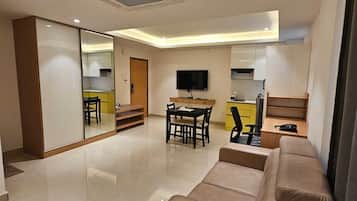 Deluxe Studio Suite | Desk, laptop workspace, blackout curtains, soundproofing