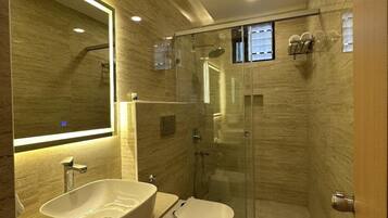 Deluxe Studio Suite | Bathroom