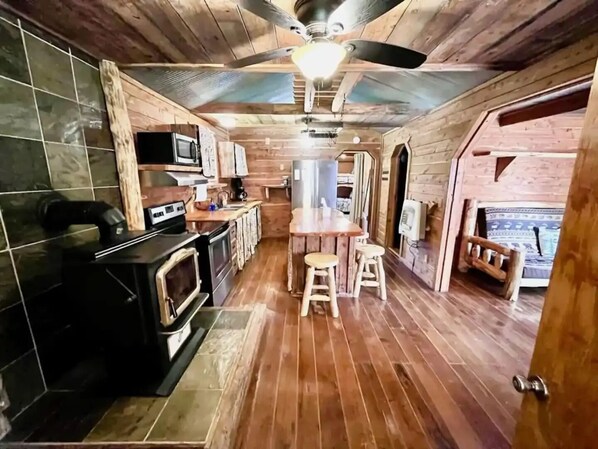 Fridge, microwave, oven, stovetop - Hikers and waterfall chaser friendly cabin (Pelsor)