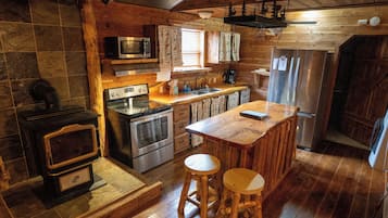 Kylskåp, mikrovågsugn, ugn och spishäll