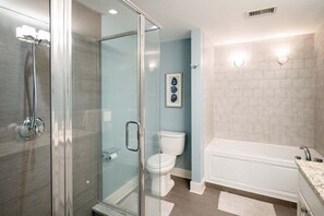 Een douche, handdoeken