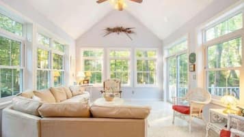 Fernseher, Kamin, DVD-Player, Bücher