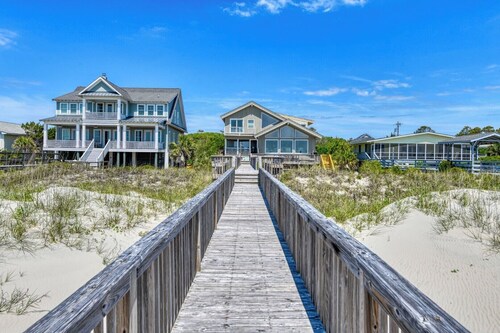 Seven Bedroom Oceanfront Home with Pool in North Litchfield