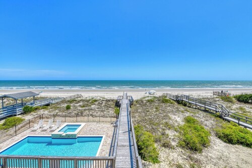 Seven Bedroom Oceanfront Home with Pool in North Litchfield