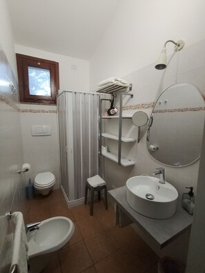 Douche, douche à « effet pluie », sèche-cheveux, bidet