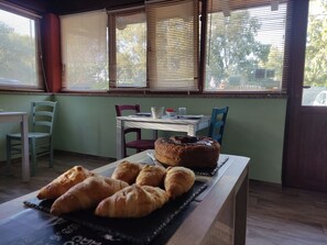 Buffet déjeuner gratuit tous les jours