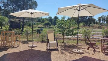 Außenpool (je nach Saison geöffnet), Sonnenschirme, Liegestühle