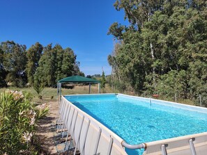 Sesongbasert utendørsbasseng, bassengparasoller og solsenger