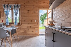 Frigorífico, placa de cocina, cafetera o tetera y hervidor eléctrico
