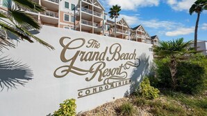 Segnaletica per The Grand Beach Resort, che indica che si tratta di un condominio.