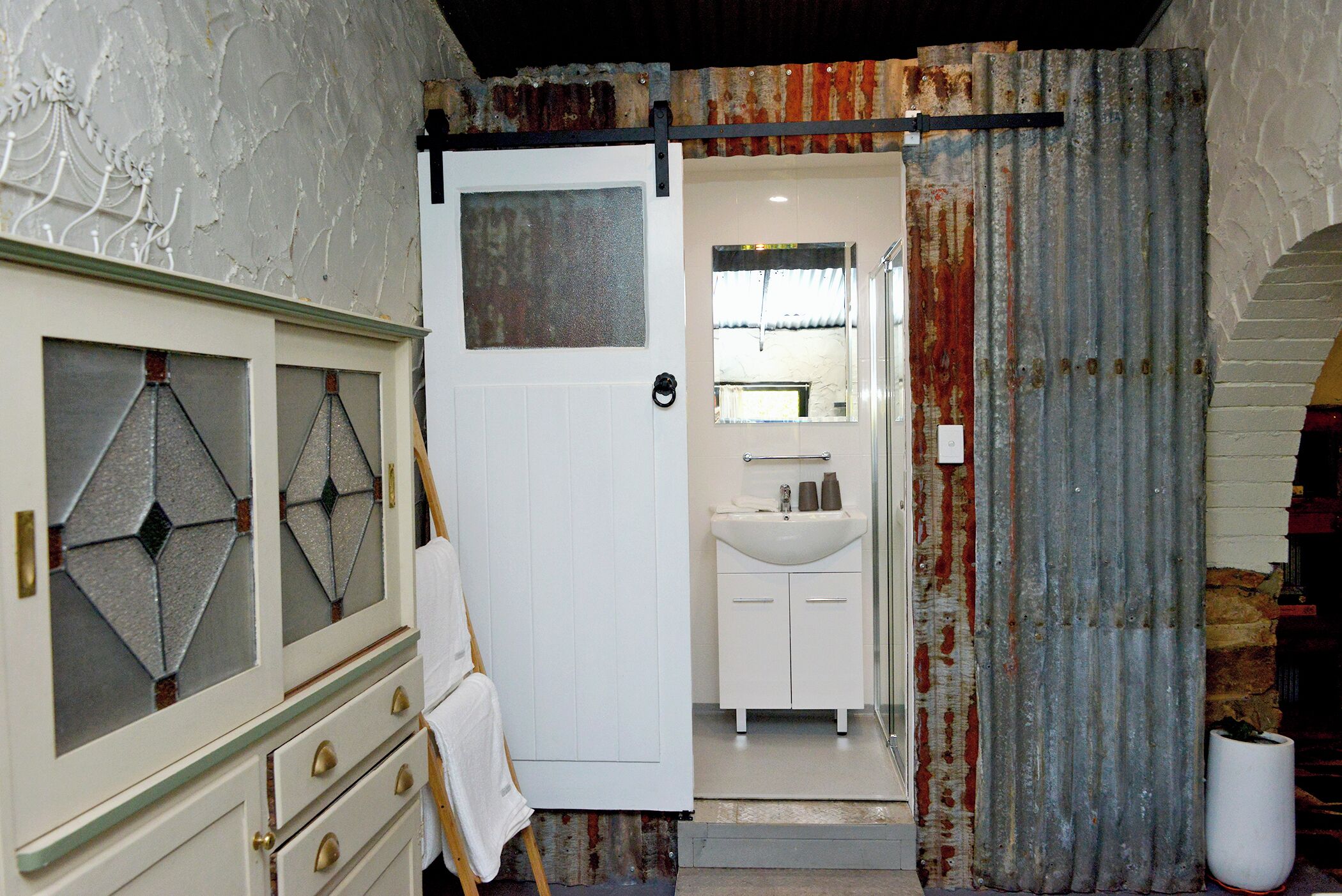 Douche, sèche-cheveux, serviettes fournies, savon