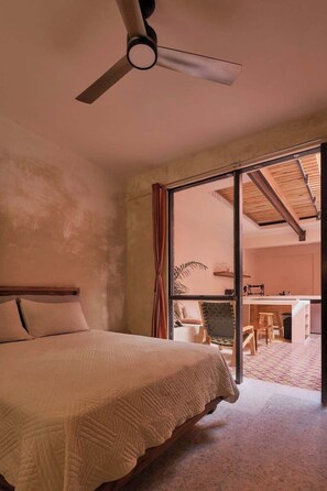 6 habitaciones, tabla de planchar con plancha, cuna de viaje y wifi