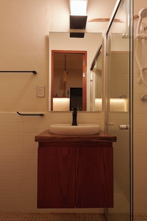 Douche, sèche-cheveux