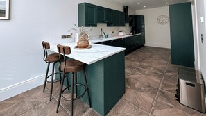 Refrigerador, microondas, horno y lavavajillas 