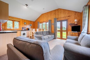 Smart TV, DVD player - Divach Lodge @ Lochletter Lodges. A 3 bedroom lodges in beautiful Glen Urquhart. (Drumnadrochit)