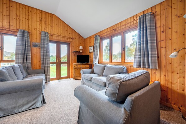 Smart TV, DVD player - Divach Lodge @ Lochletter Lodges. A 3 bedroom lodges in beautiful Glen Urquhart. (Drumnadrochit)