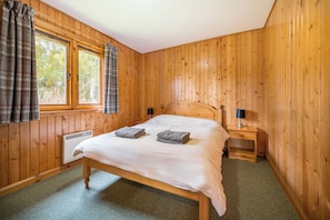 3 quartos, ferros/tábuas de passar roupa, berço de viagem