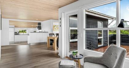 Charming holiday home near the North Sea, with outdoor sauna and outdoor spa.