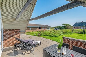 Outdoor dining - Just 500 meters from both the sea and the town, this lovely, well-maintained. (Ringkøbing)