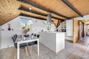 Fridge, microwave, oven, stovetop - Just 500 meters from both the sea and the town, this lovely, well-maintained. (Ringkøbing)