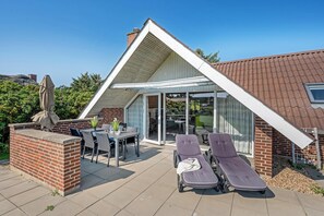 Outdoor dining - Just 500 meters from both the sea and the town, this lovely, well-maintained. (Ringkøbing)