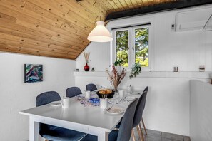 Dining - Just 500 meters from both the sea and the town, this lovely, well-maintained. (Ringkøbing)