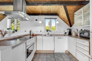 Kylskåp, ugn, spishäll och diskmaskin