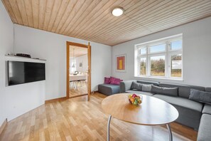 Dvd-spelare, bordsfotboll och ett bordtennisbord