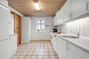 Frigorifero, forno, piano cottura, lavastoviglie