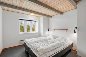 6 bedrooms, free WiFi - Large pool house with activity room located in peaceful surroundings. (Frøstrup)